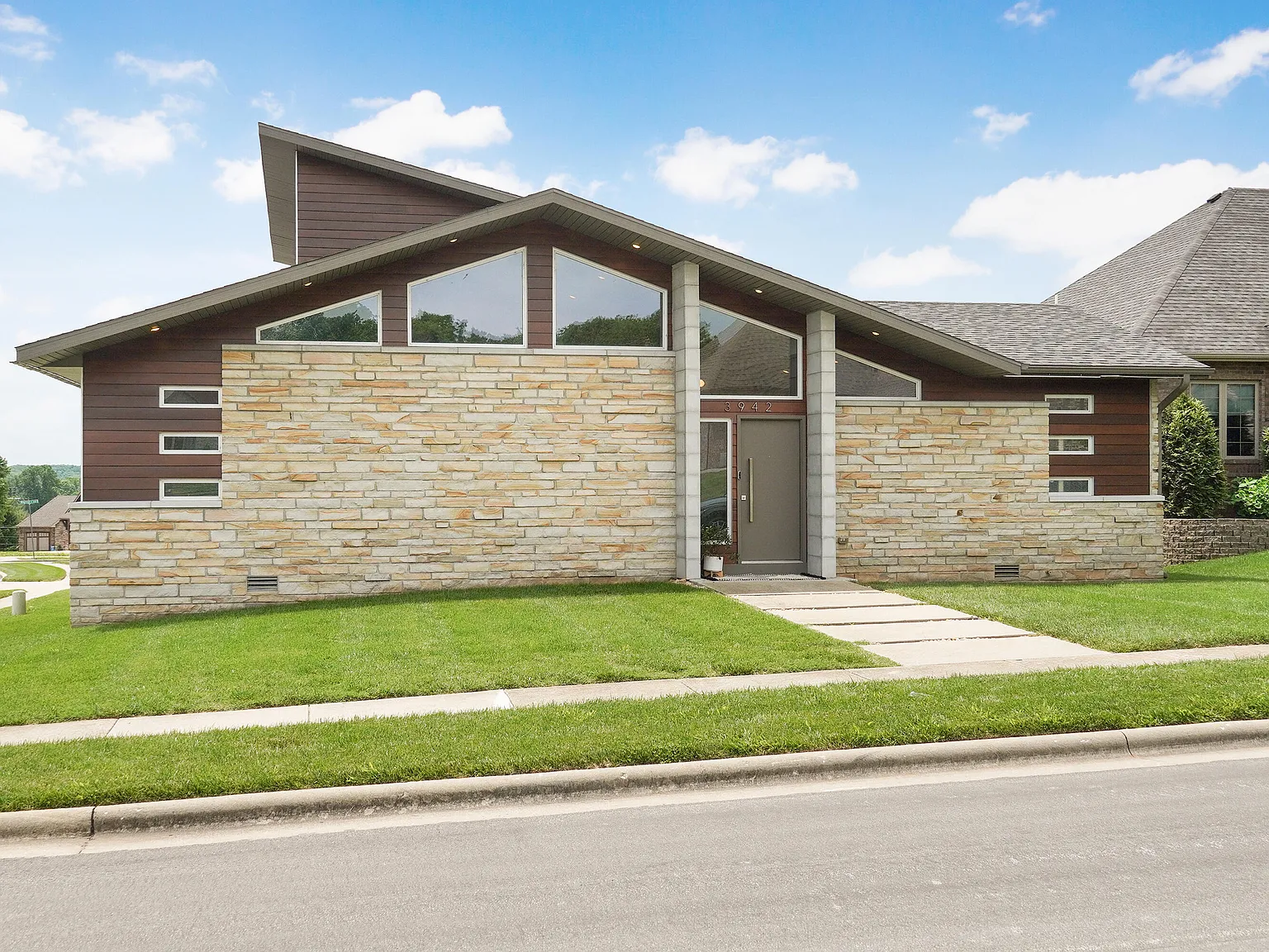 5 bed, 4.0 bath, 2870 sqft, $3,000 — Photo 3