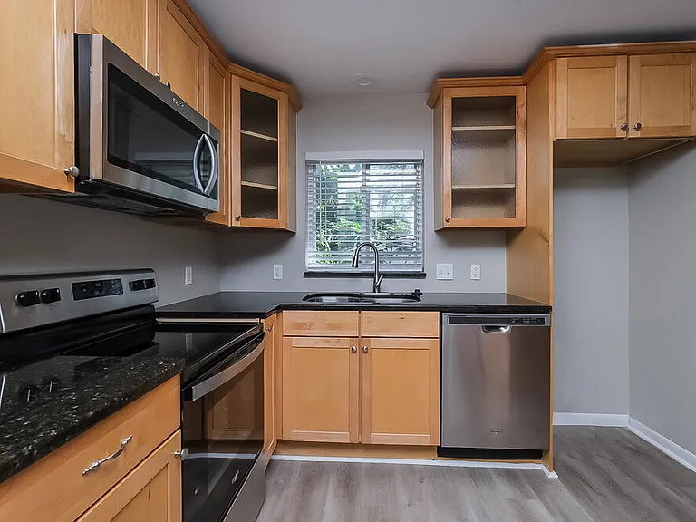 339 Regina Dr S — Photo 6