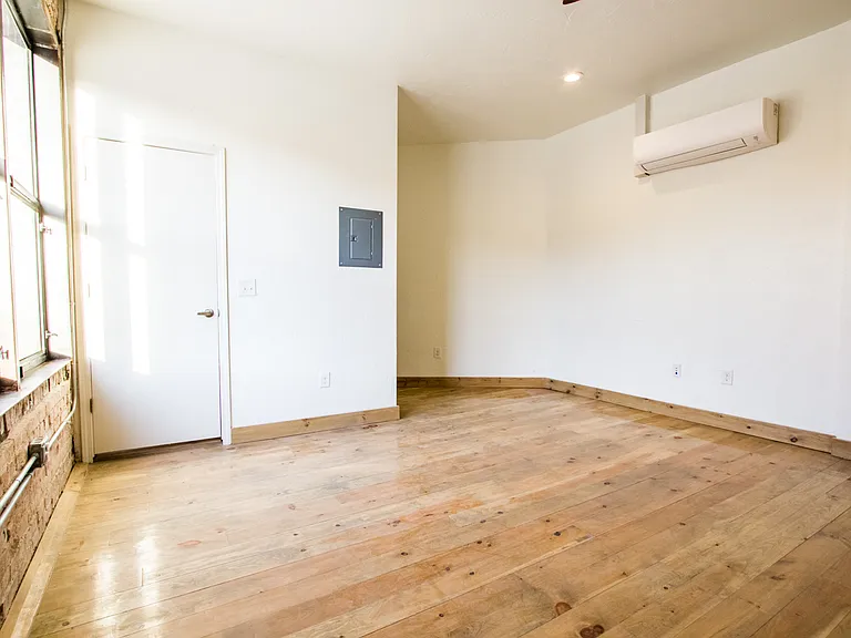 801 N Piedras St — Photo 5