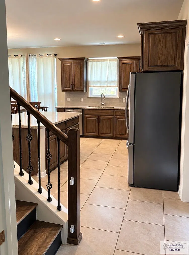 4 bed, 2.5 bath, 1934 sqft, $2,500 — Photo 2