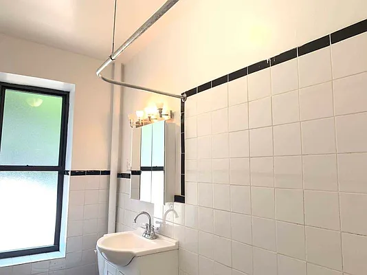 Rented by Tapiro Realty | media 21