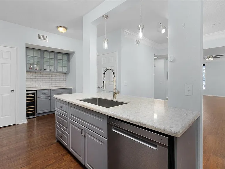 233 Goldenrain Dr #202 — Photo 8