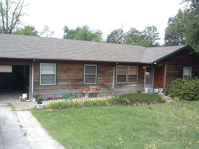 1186 Jean St photo 1