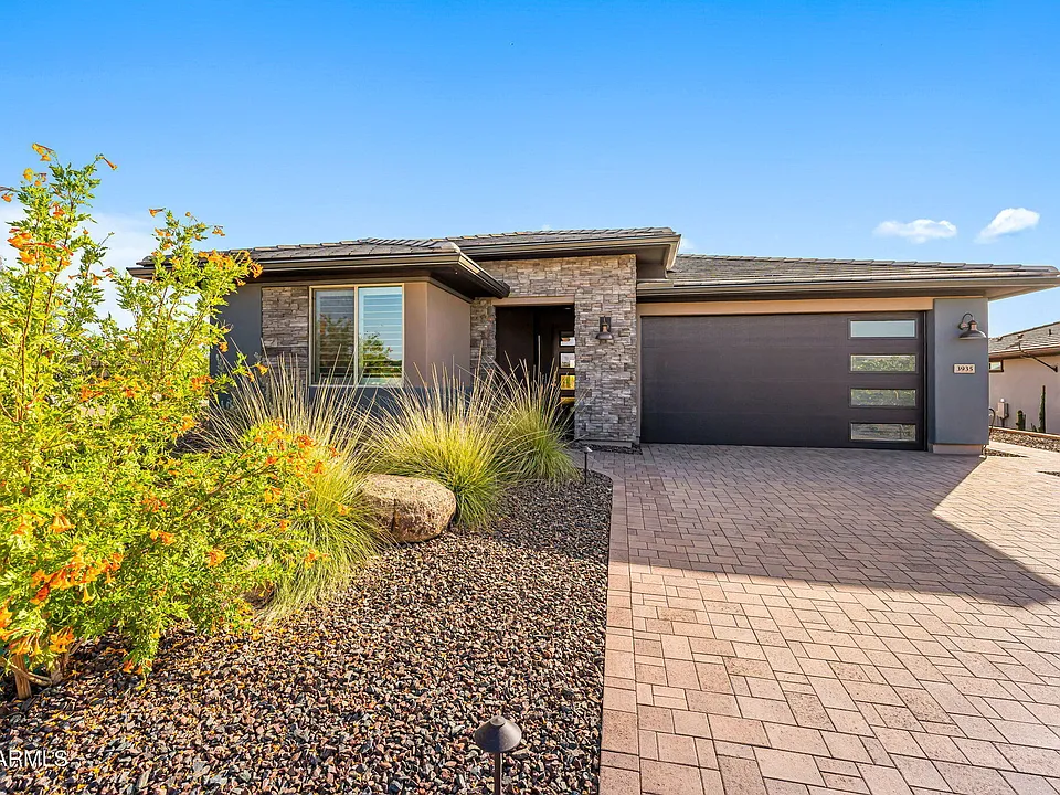 3935 Desert Oasis Ave