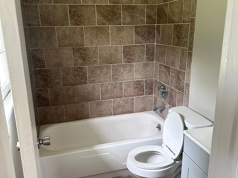 211 Virginia Dr — Photo 9