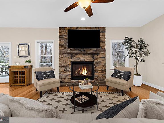 3rd image of 2321 Hickory Rd