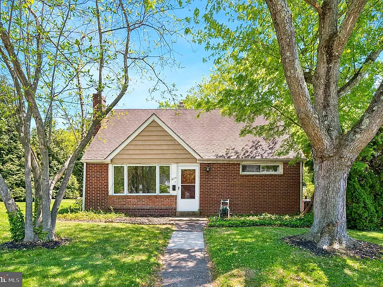 624 Cresson Ln — Photo 1