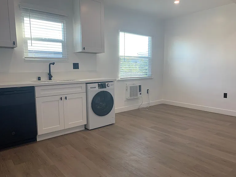 458 Edgewood St #458 — Photo 5