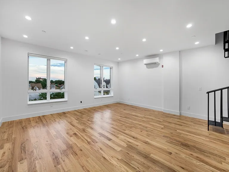 860 E 35th St #4 — Photo 1