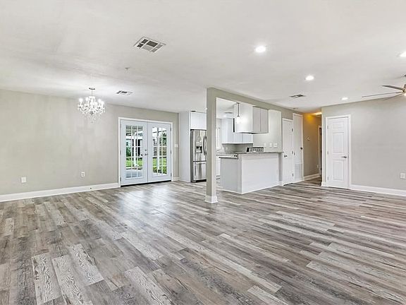 5th image of 877 Oakwood Dr
