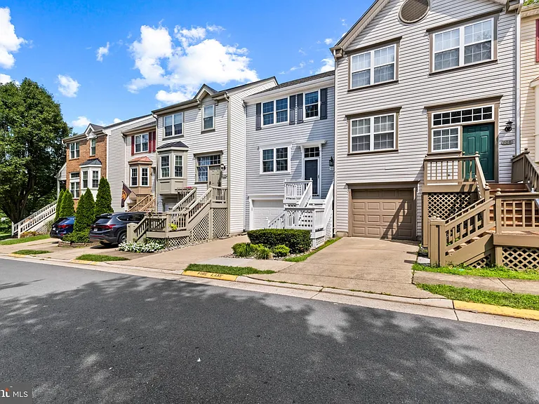106 Hackley Ct — Photo 1