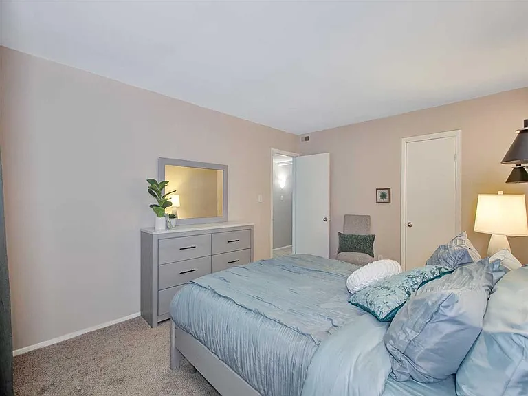 Ridgewood Club Apartments — Photo 11