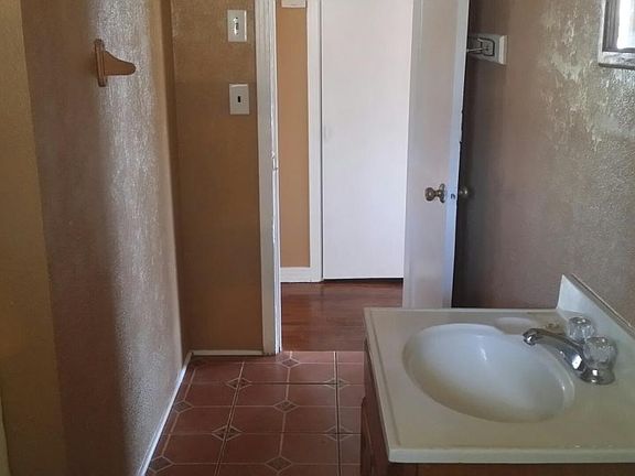 5th image of 703 E Avenue G