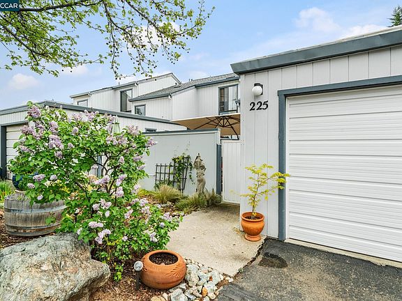 3rd image of 225 Woodside Ct