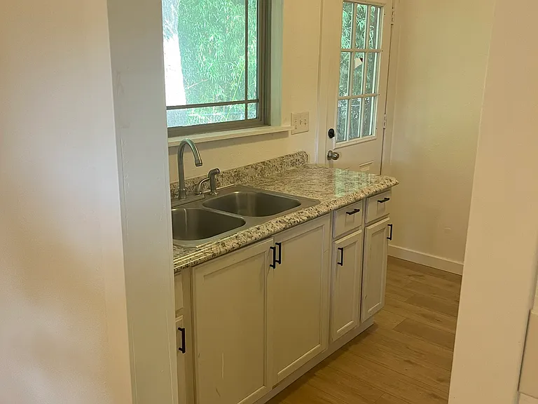224 E 16th St #B — Photo 3