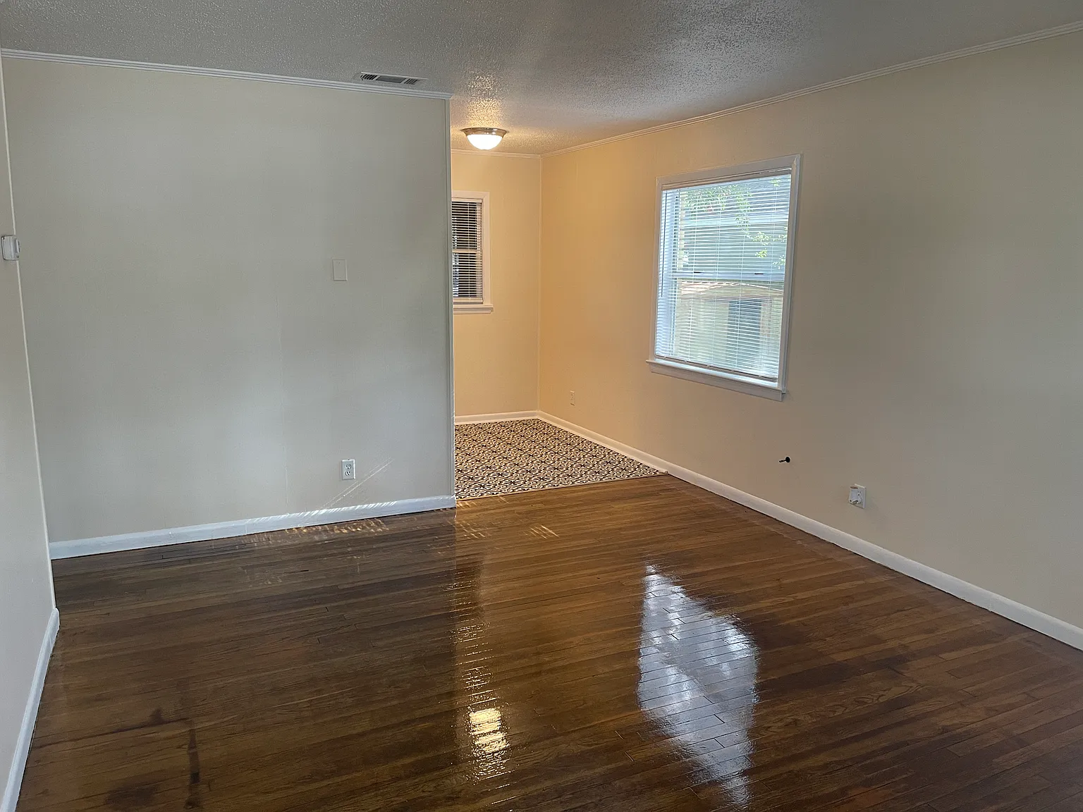 3 bed, 840 sqft, $1,350 — Photo 2