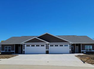 101 Meadow Brook Trl, Manchester, IA 52057
