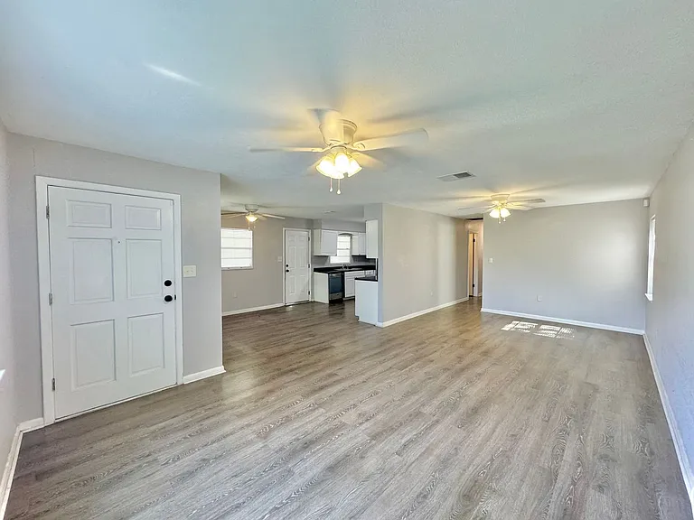 311 Avenue B SE — Photo 2