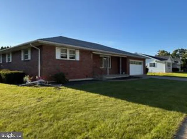 2433 High Point Dr, Bethlehem, PA 18017