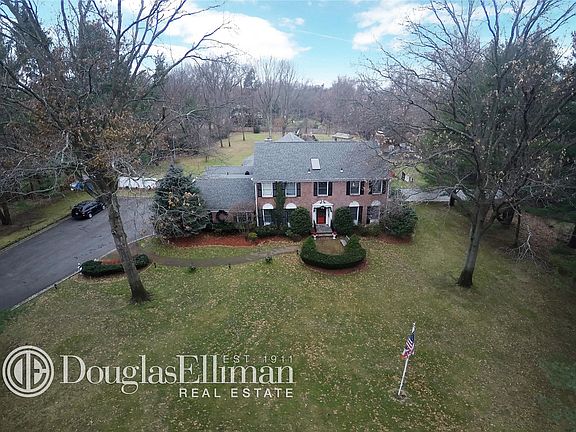 2nd image of 11 Dogwood Hl