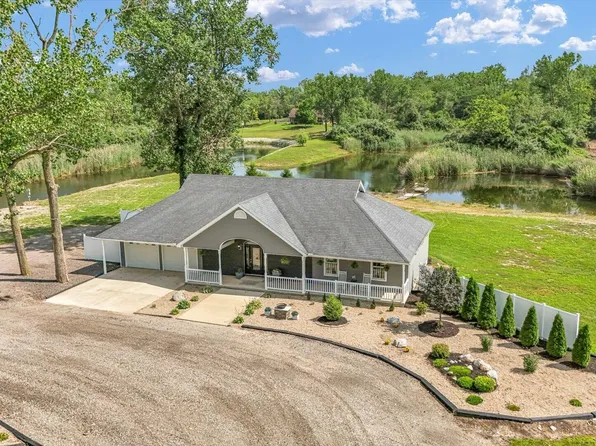 2 Wayman Canyon Rd, Oakwood, IL 61858
