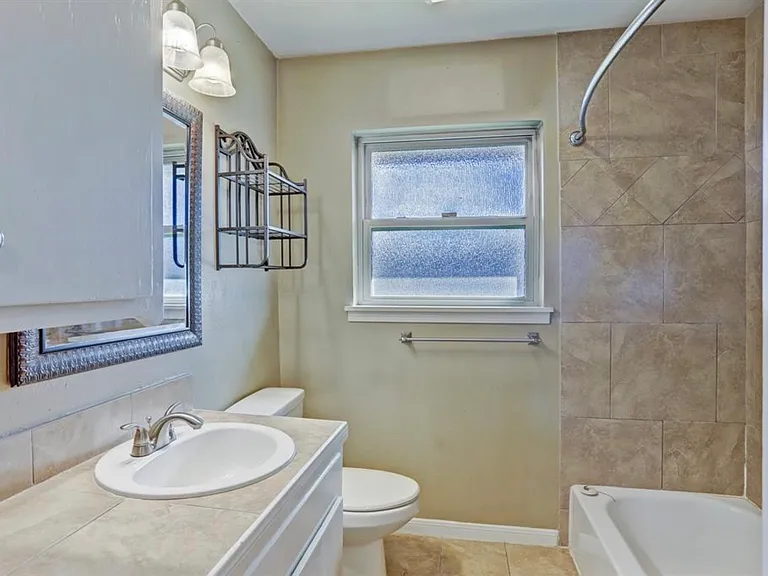 1915 Ansbury Dr — Photo 8
