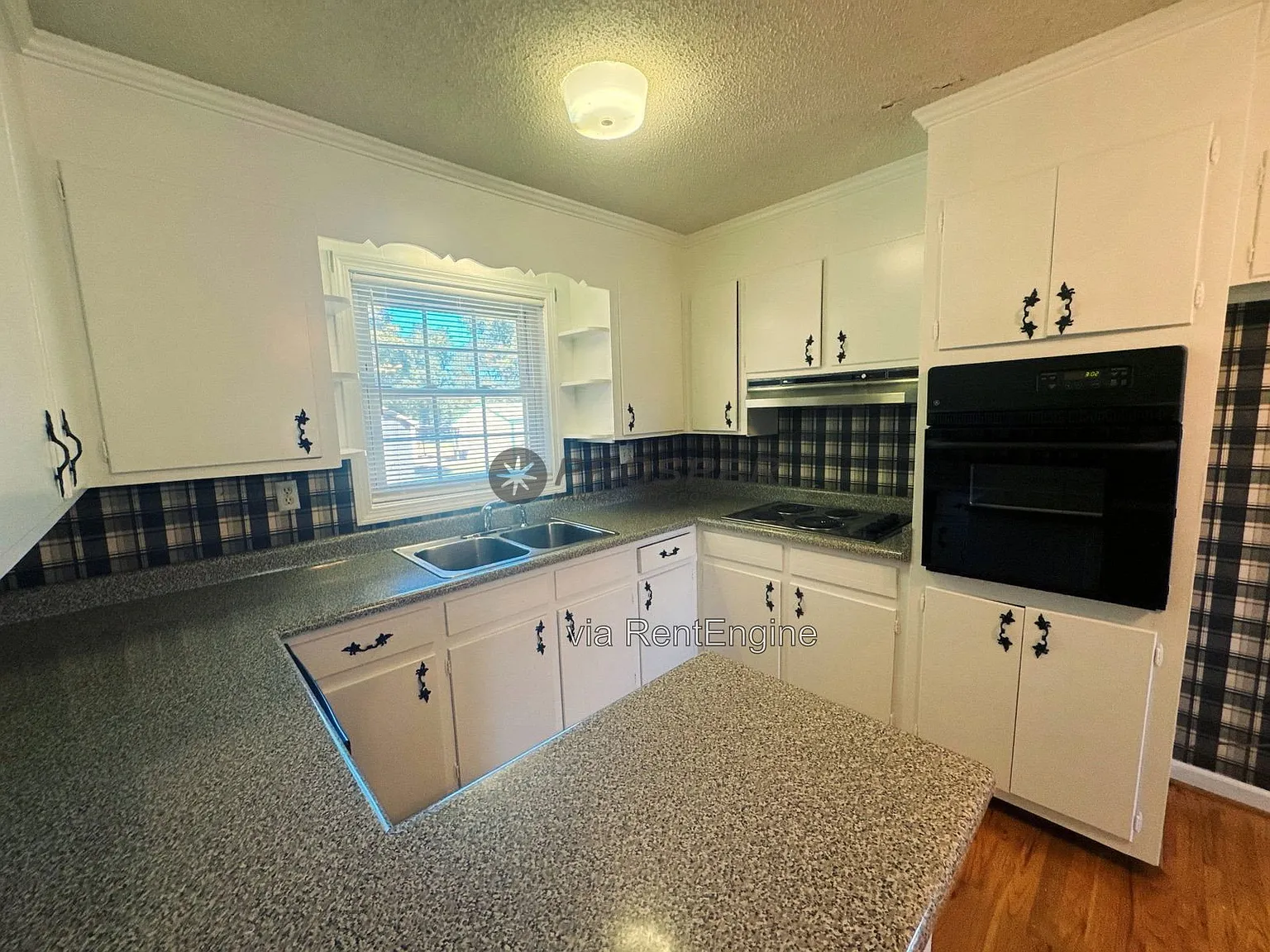 3 bed, 2.0 bath, 1204 sqft, $1,795 — Photo 3
