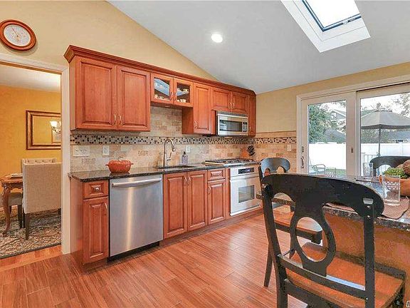 3rd image of 6 Regina Dr