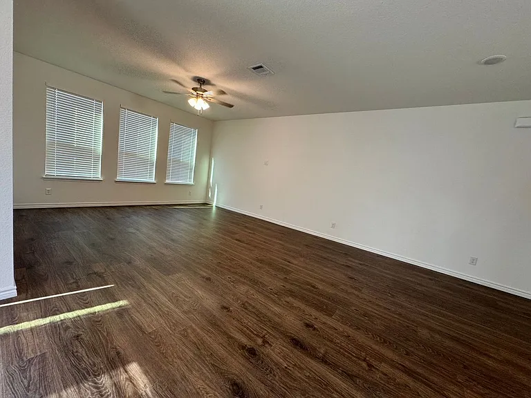 504 Saddle Ln — Photo 7