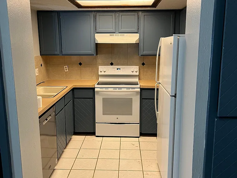 9029 N Rockwell Dr — Photo 1
