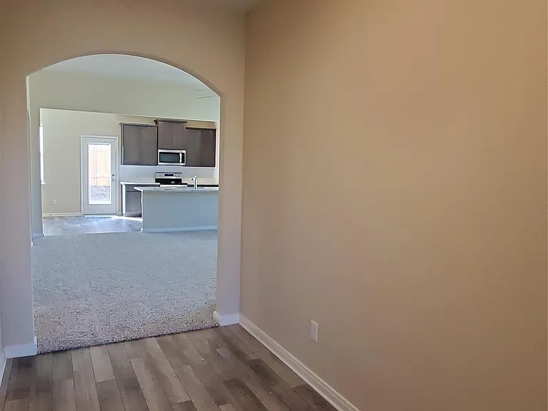 1911 Lilac Dr — Photo 2