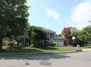 18 Concord Dr, Kendall Park, NJ 08824