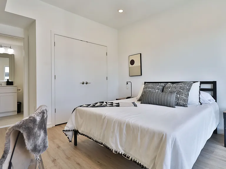 231 W Johnson Street — Photo 10