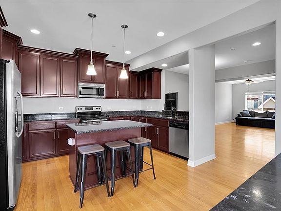 4th image of 7222 W 83rd St