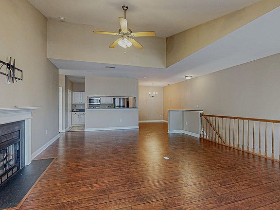 5th image of 1928 Tara Court #201