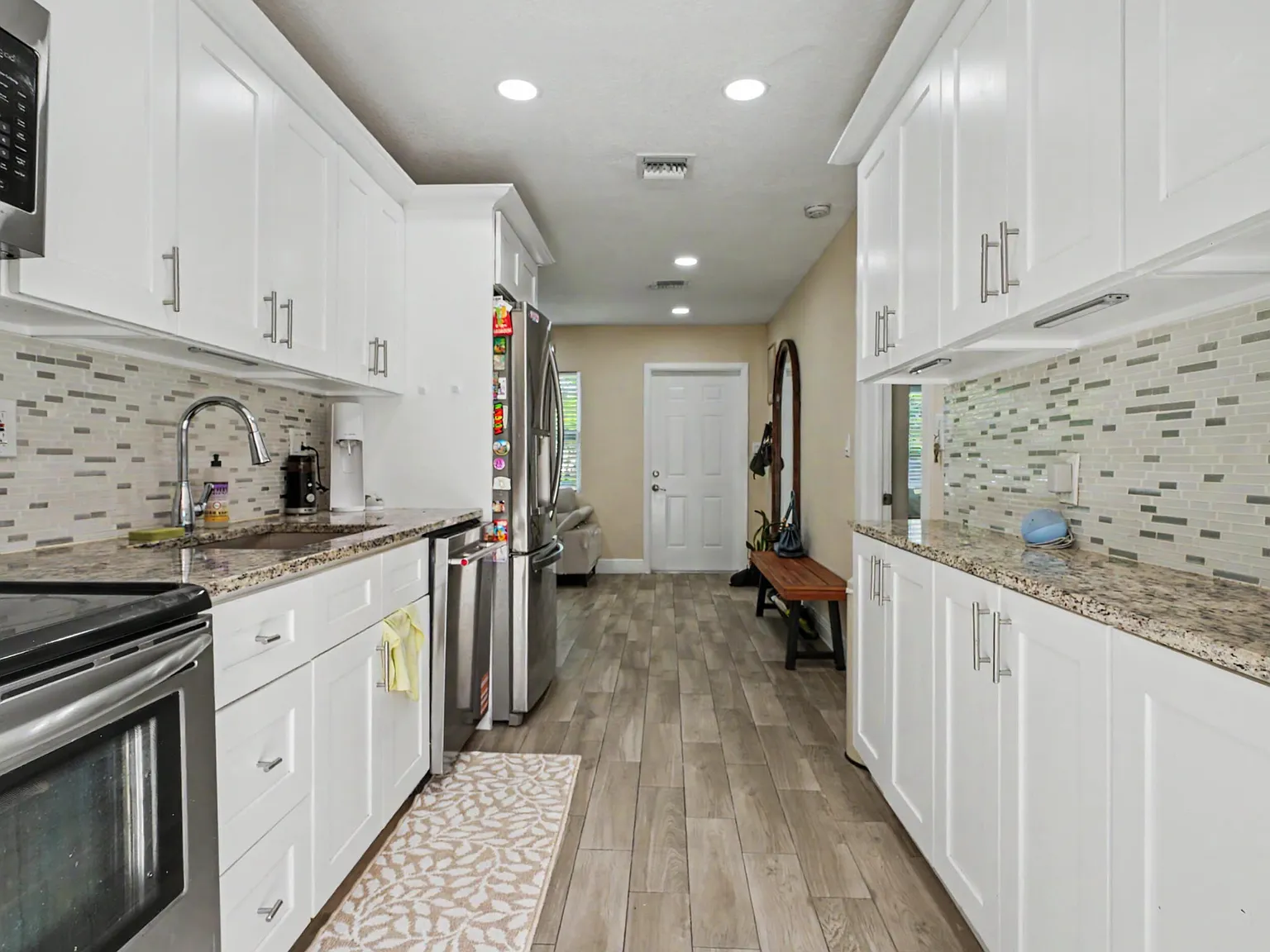 3 bed, 1050 sqft, $3,200 — Photo 2