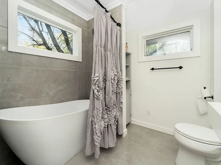 1422 Benjamin St — Photo 4