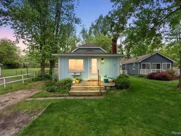 4886 Filer St, Waterford, MI 48328
