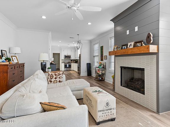 3rd image of 308 Hamilton Ct