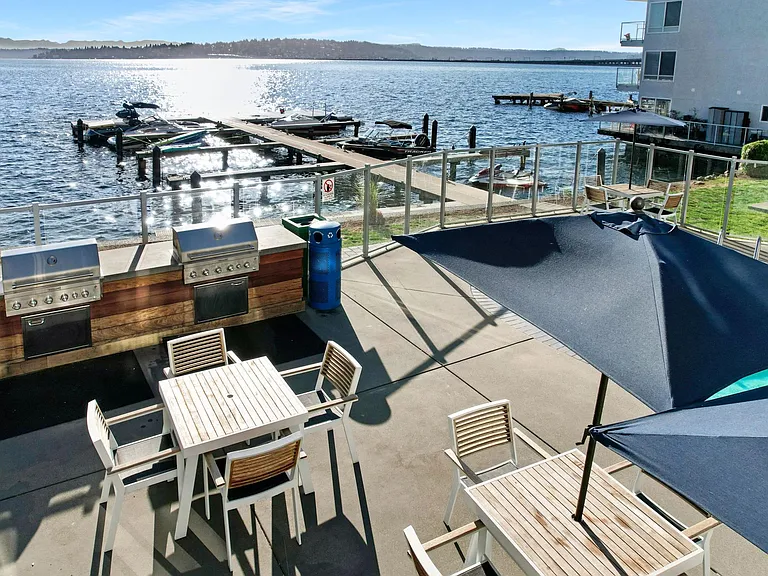 Lakefront on Washington — Photo 16