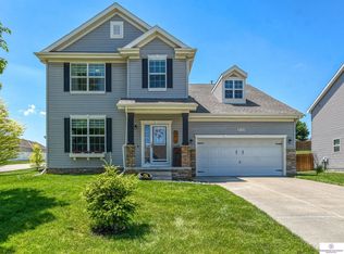 202 Castle Pine Dr, Papillion, NE 68133