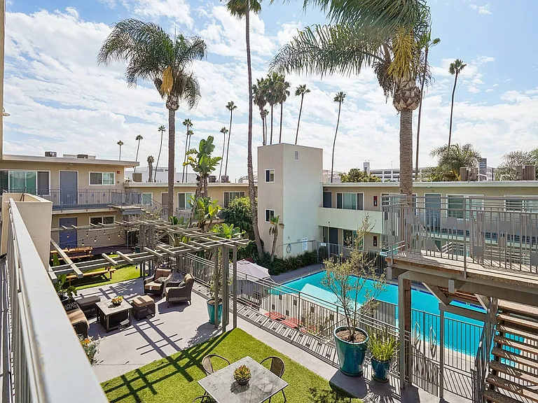Apartment Complex Near SoFi Stadium with Pool, BBQ Area, Gym and Parking. — Photo 1