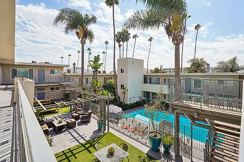 Apartment Complex Near SoFi Stadium with Pool, BBQ Area, Gym and Parking. Photo 1