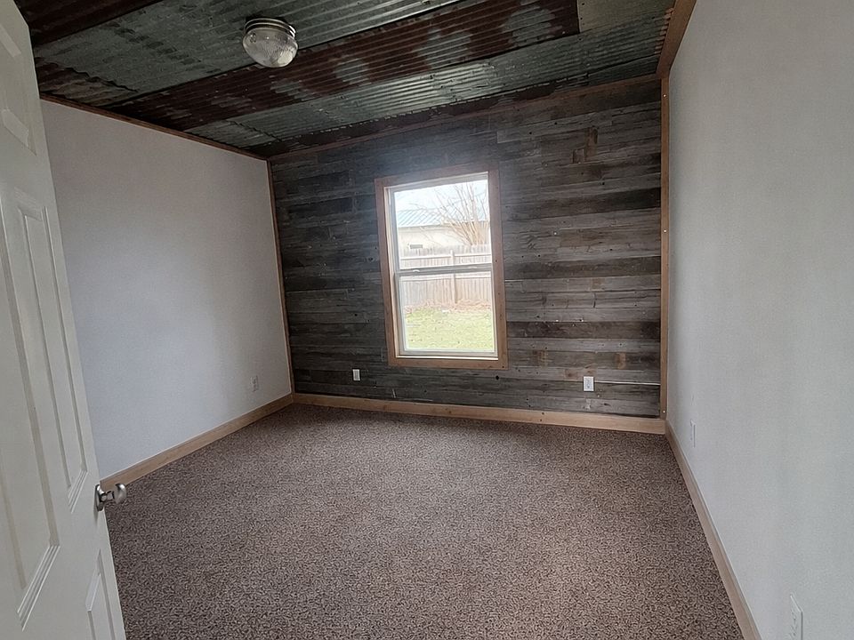 2nd image of 209 W Franklin St