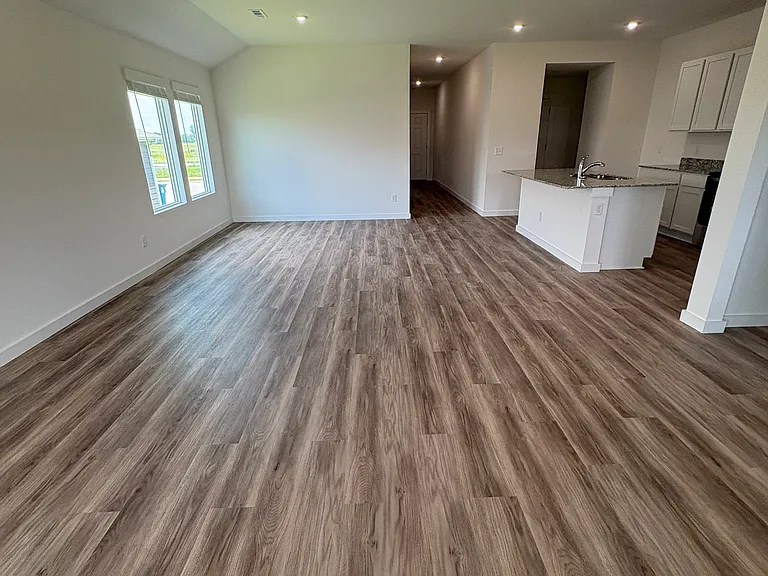 201 NW Granny Smith St — Photo 3