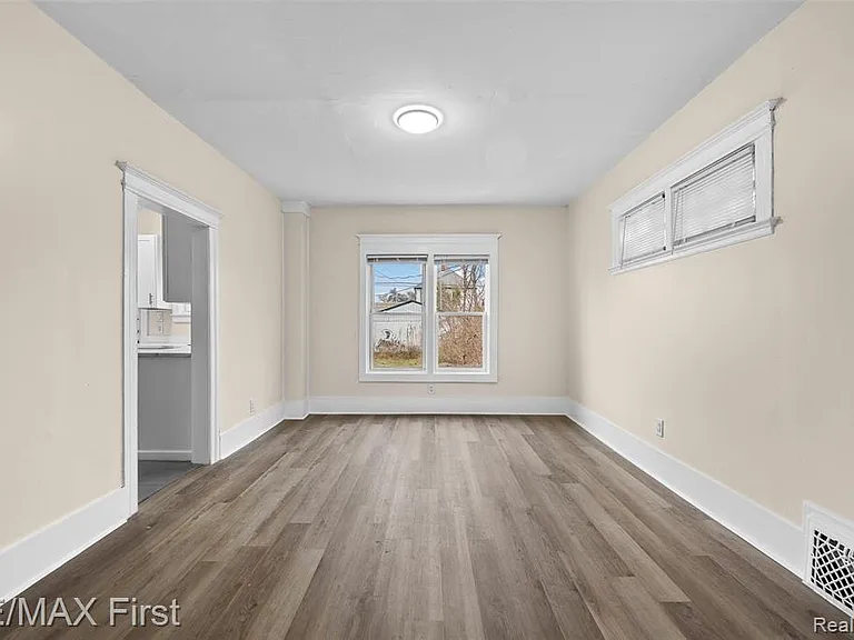 556 Leicester Ct — Photo 8