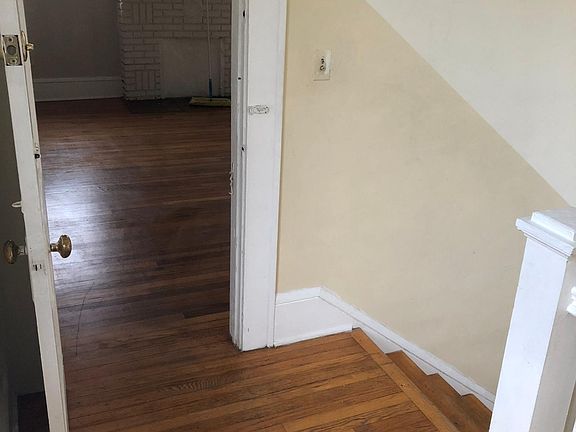 3rd image of 133 E 18th St