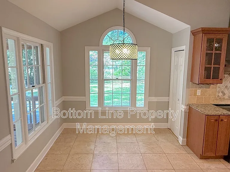 2321 Heathershire Ln — Photo 10