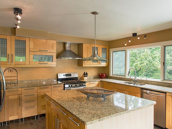 Contemporary Kitchen with Granite Island, Stainless Steel Appliances (Fridge, Gas Stove, Dishwasher)