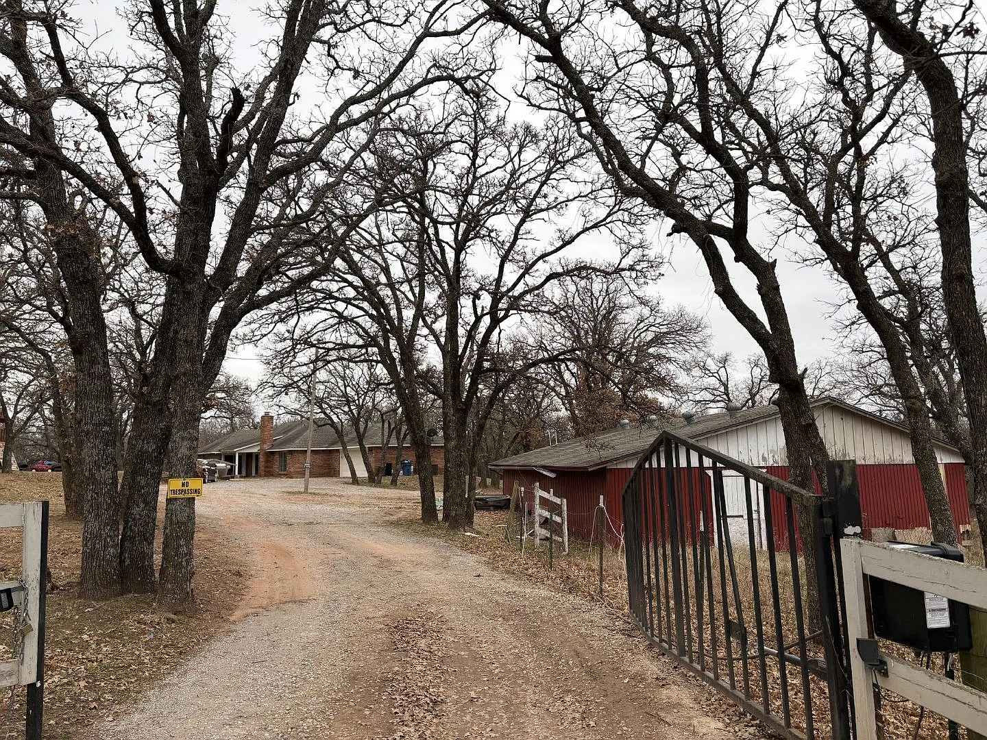 Three bedroom home in Arcadia on acreage — Photo 1
